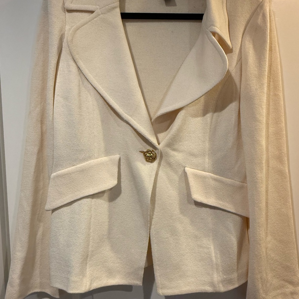 St. John Cream Blazer with Wide Lapels and Tailored Fit
